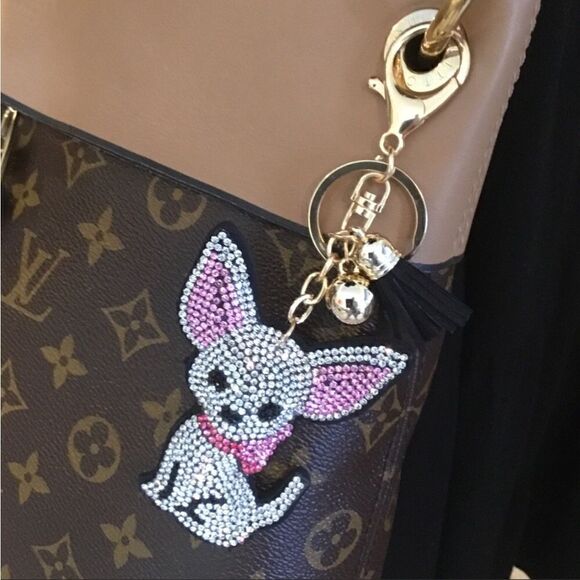 CHIHUAHUA KEYCHAIN SILVER AND PINK RHINESTONES DOG LOVERS - Picture 1 of 6